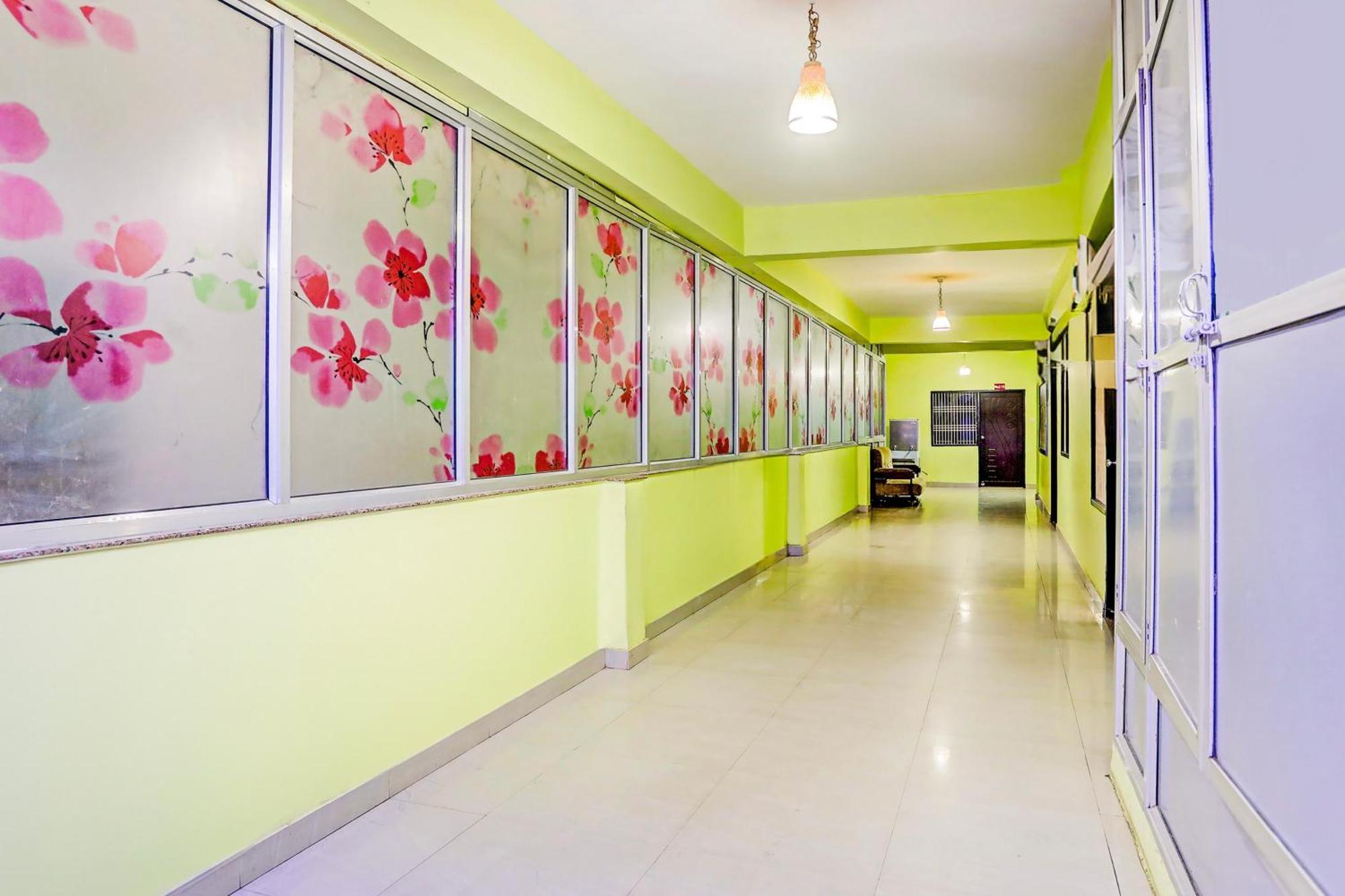 Super Hotel O Hyderabad Gate Iit Bhu Kakarmatha Exteriör bild