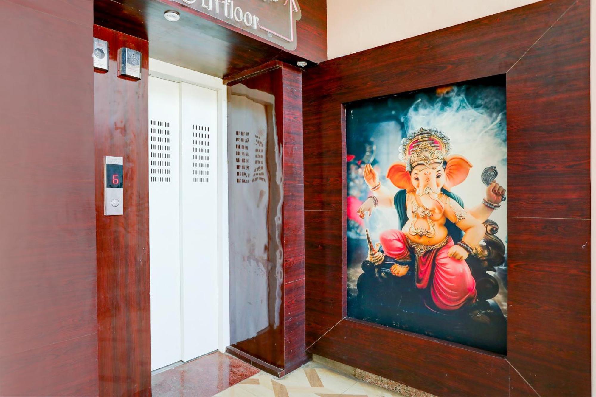 Super Hotel O Hyderabad Gate Iit Bhu Kakarmatha Exteriör bild