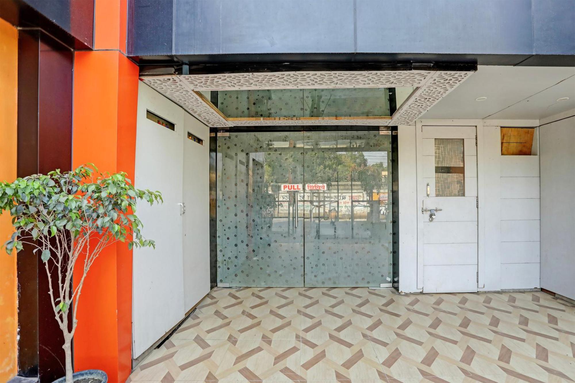 Super Hotel O Hyderabad Gate Iit Bhu Kakarmatha Exteriör bild